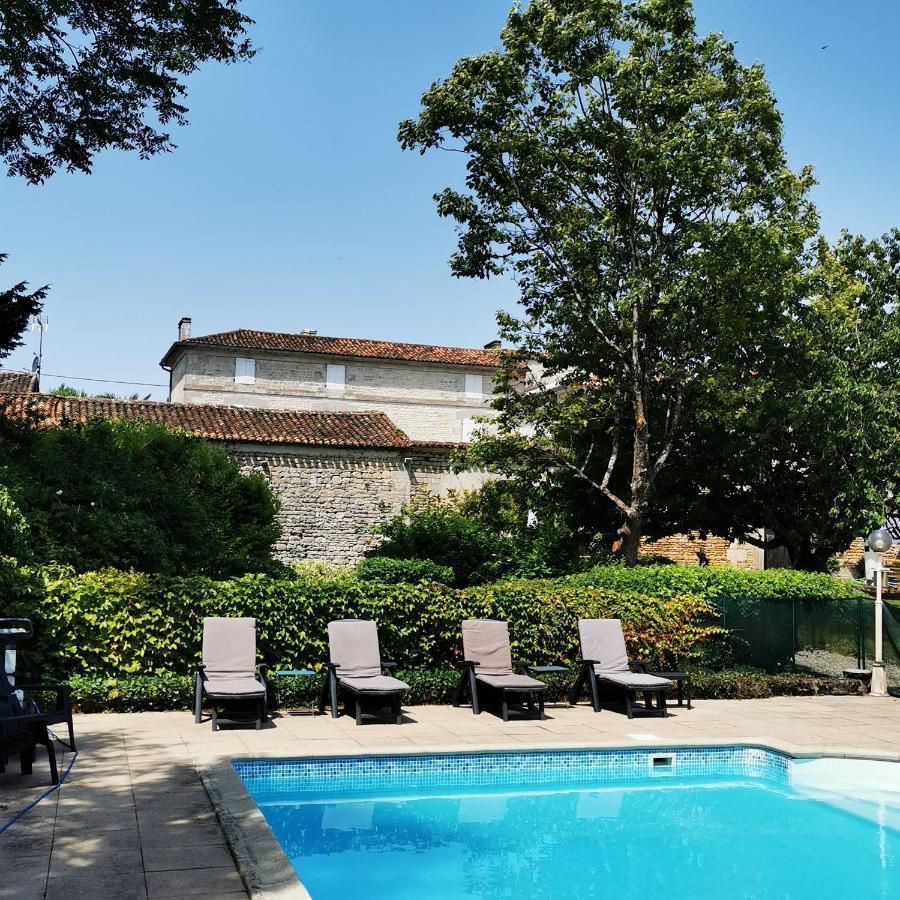 Gîte Le Bonheur Hiersac Exterior foto