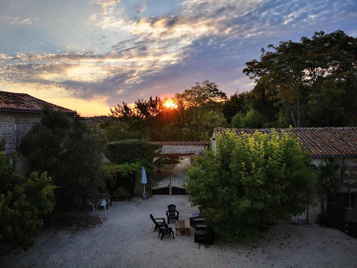 Gîte Le Bonheur Hiersac Exterior foto